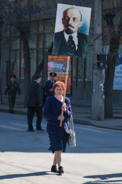 Volgograd, Rusya Federasyonu - 1 Mayıs, 2011:Woman Sovyet kurucusu Vladimir Lenin portresi ile Volgograd Mayıs günü gösteride yer alır