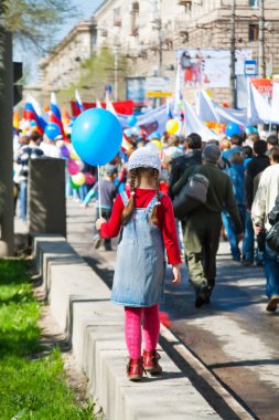 Volgograd, Rusya Federasyonu - 1 Mayıs 2011: Balon kızla Volgograd Mayıs günü gösteride yer alır