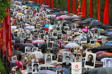 Volgograd, Rusya - 9 Mayıs 2015: Alay yerel halkın yakınları ölümsüz alaya fotoğrafları ile yıllık zafer günü Volgograd Mamaev tepede