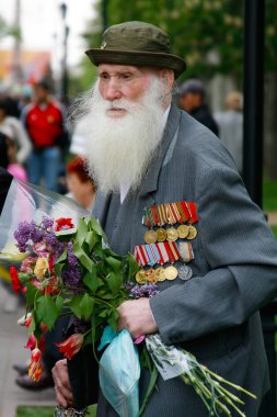 Volgograd, Rusya - Mayıs 9, 2009: İkinci Dünya Savaşı gazisi üzerinde Volgograd kahramanlar Caddesi Zafer Bayramı kutlamaları