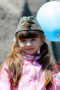 Volgograd, Rusya - 9 Mayıs 2008: Zafer Bayramı kutlama Volgograd Mamaev Hill'de bir askeri garnizon kapakta, küçük bir kız