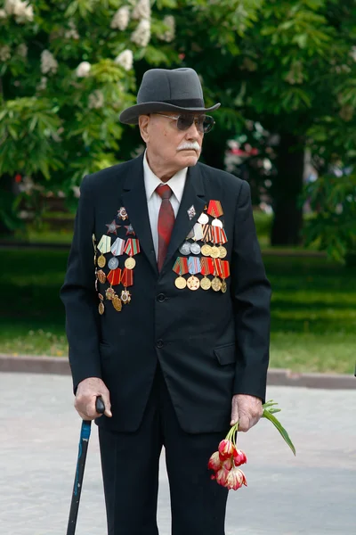 Volgograd, Rusya - 9 Mayıs 2008: İkinci Dünya Savaşı gazisi üzerinde Zafer Bayramı kutlamaları Ploshhad' Pavshih Borcov (düşmüş savaşçıların kare) Volgograd