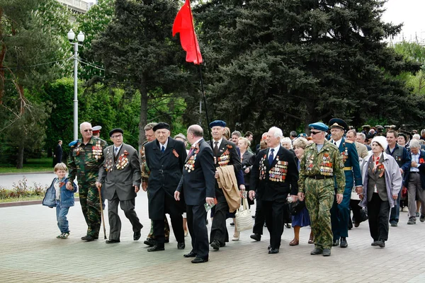 Volgograd, Russie - 9 mai 2009 : Les vétérans de la Seconde Guerre mondiale célèbrent le Jour de la Victoire sur le Pavshih Borcov de Ploshhad (la place des combattants tombés au combat) à Volgograd — Photo