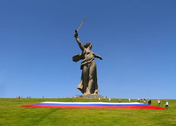 Volgograd, Rusland - 12 juni 2013: Activisten een grote Russische vlag ontrollen in dag van Rusland aan de voet van het monument van moederland verzoekt Mamaev heuvel in Volgograd — Stockfoto