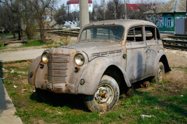 Volgograd, Rusya - Nisan 25, 2009: Gri terk edilmiş eski Moskvich araba Volgograd sokak