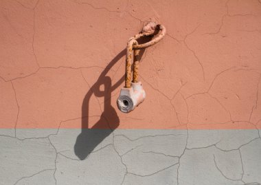 Kilit ile renkli (pembe ve gri) tuğla duvar