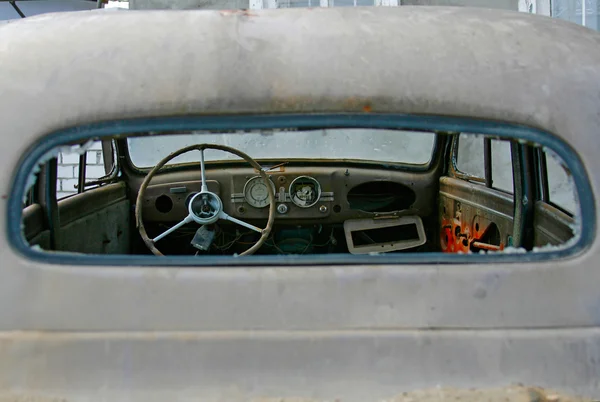 The instrument panel and steering wheel of the old abandoned car — Stock Photo, Image