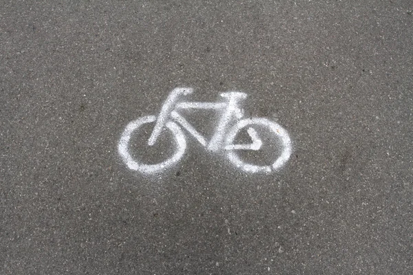 Велосипедный знак белого цвета на тротуаре — стоковое фото