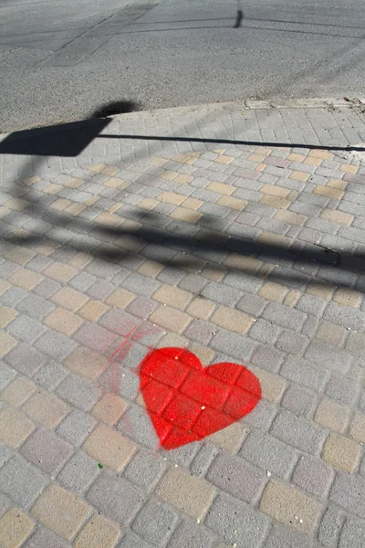 Immagine di cuore rosso sulla pavimentazione piastrelle — Foto Stock