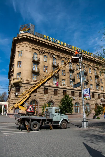 VOLGOGRAD, RÚSSIA - 07 de maio de 2012: Eletricistas reparam um candeeiro no Pavshih Borcov (a Praça dos Caídos) de Volgogrado — Fotografia de Stock