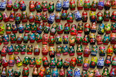 Rusya, Moskova - 24 Haziran 2015: Renkli Rus iç içe geçme mıknatıslar, Arbat piyasada şeklinde matryoshka bebekler. Matryoshka Babushka vardır Rusya'dan en popüler Hediyelik eşya.