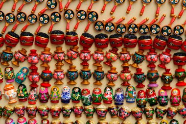 Rusya, Moskova - 24 Haziran 2015: Renkli Rus Hatıra Eşyası (Bebek Matryoshka, havyar, semaver, bir tavada pişmiş yumurta, yulaf lapası bir tencerede) mıknatıslar, Arbat piyasada şeklinde