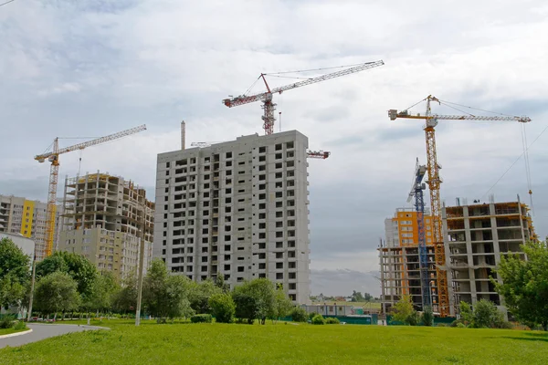 Industriële landschap, bouw van bakstenen huizen met kranen — Stockfoto