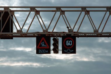 Trafik yol işaretleri ve trafik ışığı fotoğraf makinesi ile led