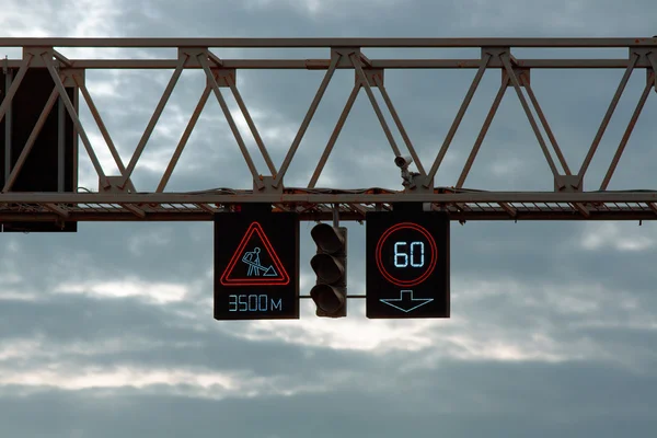 Trafik yol işaretleri ve trafik ışığı fotoğraf makinesi ile led