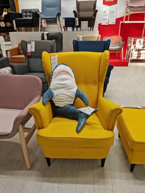 Moskova, Rusya - 07 Mart 2020: Moskova 'daki IKEA mağazasındaki sarı koltukta yumuşak bir köpekbalığı oyuncağı oturuyor