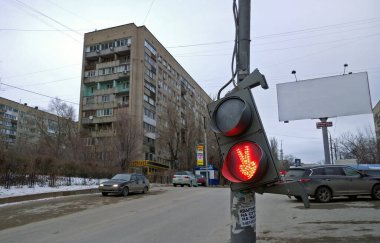 Volgograd, Rusya - 01 Ocak 2015: Kırık trafik lambası direğe sallanıyor ve kırmızı yanıyor