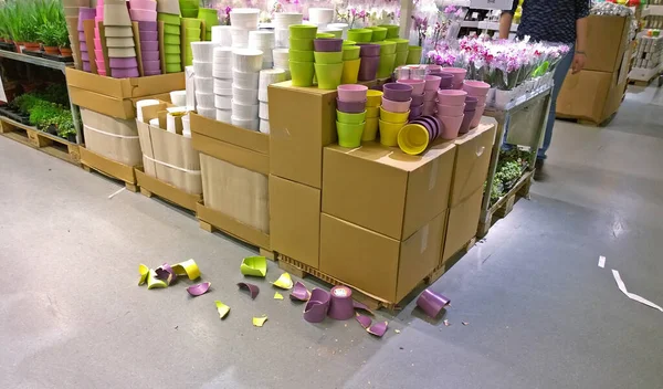 Broken Pots Flower Section Store — Stock Photo, Image