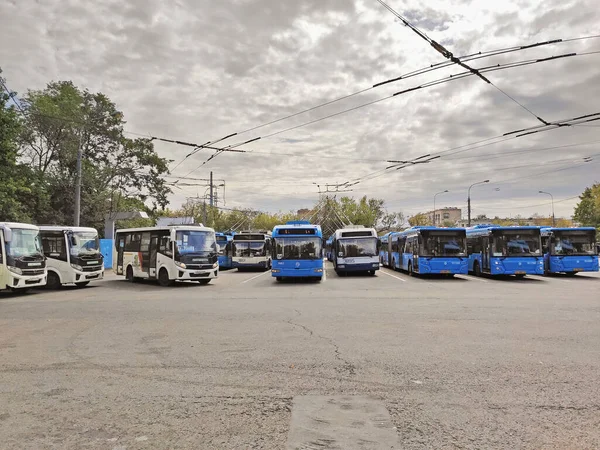 Moscú Rusia Agosto 2019 Trolebuses Autobuses Pasajeros Estación Filevsky Park — Foto de Stock