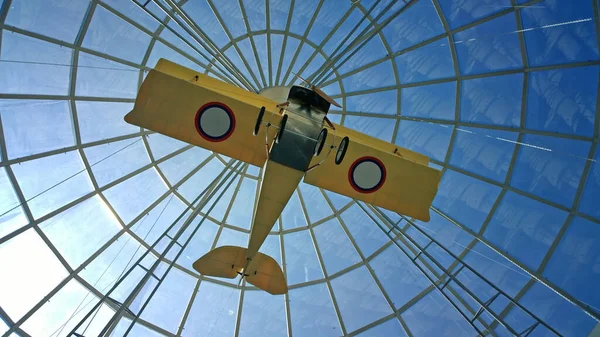 Hängende Flugzeug Unter Einer Glaskuppel Auf Blauem Himmel Hintergrund — Stockfoto