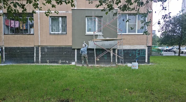 Vidnoe Moscow September 2015 Builder Worker Plasters Facade Residential Building — Stock Photo, Image