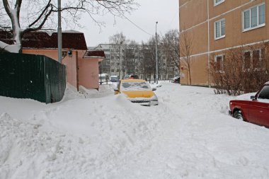 Taksi, Vidnoe 'daki bir bahçede her gece kar fırtınasına yakalandı.