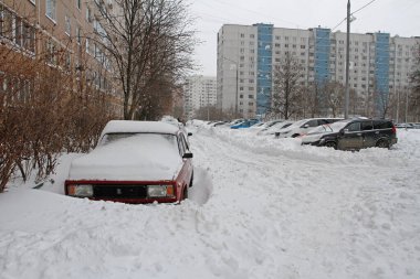 Vidnoe, Moskova Bölgesi, Rusya - 13 Şubat 2021: Vidnoe 'deki bahçede her gece kar fırtınası arabaları