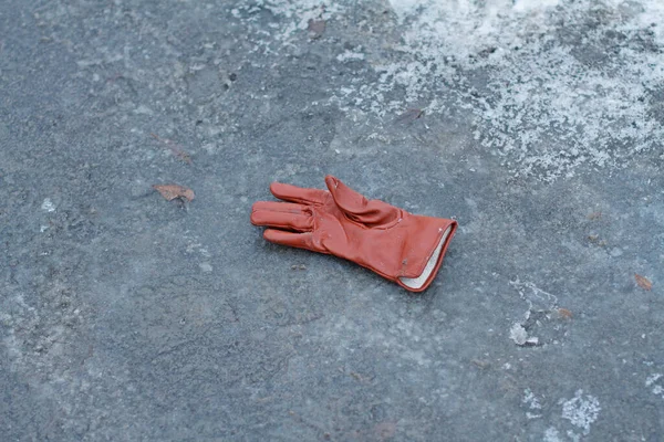 Forgotten Brown Leather Glove Lies Icy Asphalt — Stock Photo, Image