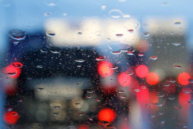 Yağmur bir gün yolda ışığın ufuk bulanıklık