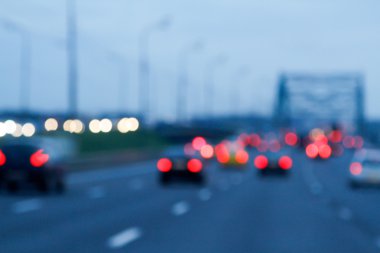 Gece araba ile yolda bokeh ışıkların arka plan