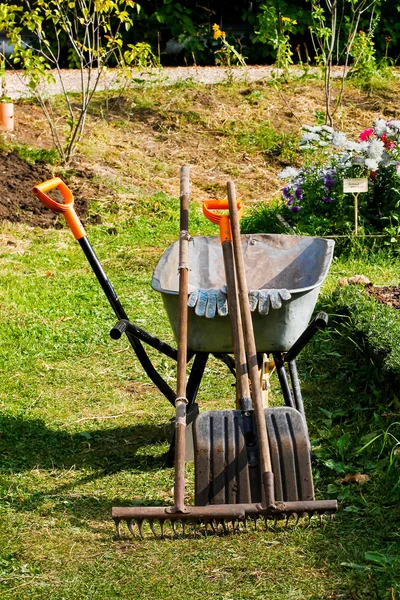 Ferramentas de jardinagem no jardim — Fotografia de Stock