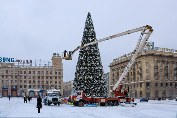 Volgograd, Rusya - 13 Aralık 2009: Yükleme ana şehir Noel ağacına Ploshhad üzerinde ' Pavshih Borcov (düşmüş savaşçıların kare) Volgograd