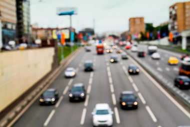 Şehir trafiğinde ufuk arabalar