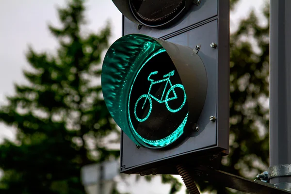 Eine grüne Fahrradampel — Stockfoto