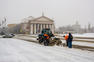 Volgograd, Rusya - 15 Ocak 2012: İşçiler temiz kar Ploshhad' Pavshih Borcov (düşmüş savaşçıların kare) Volgograd