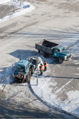Volgograd, Rusya - 05 Şubat 2015: Kar kaldırma