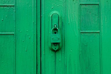 Yeşil kapı kilidi ile