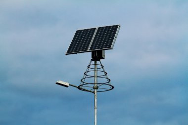 Güneş enerjili lamba direği