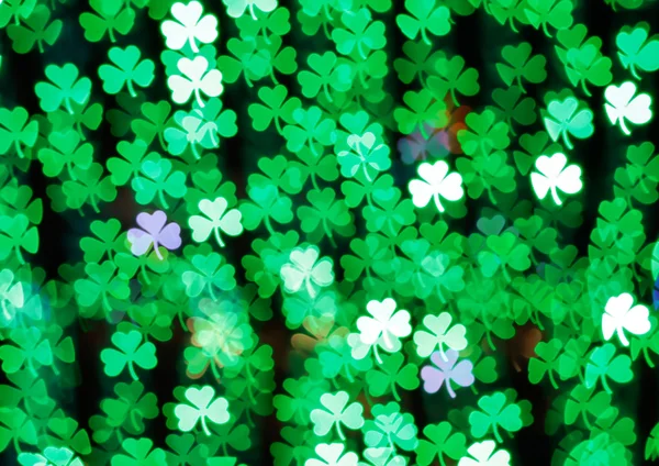 Zatarcie światła bokeh tło zielony koniczyny. Szczęśliwy Saint Patrick's Day tło — Zdjęcie stockowe