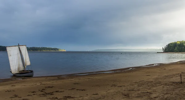 sandal Kama Nehri üzerinde