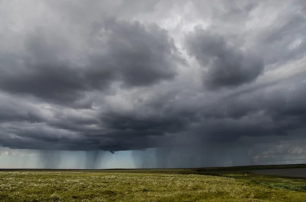 Tundra üzerinde bulutlar