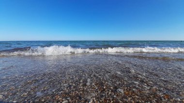 Deniz dalgaları kıyıya vurur