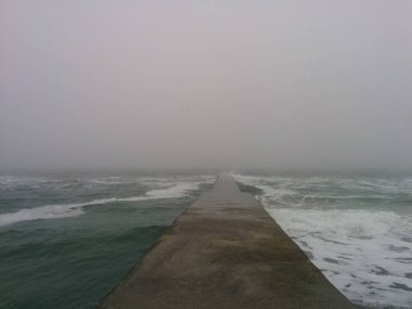 Sahildeki iskelede siste