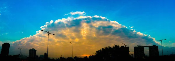 Puesta Sol Sobre Ciudad Parece Ovni Cielo —  Fotos de Stock