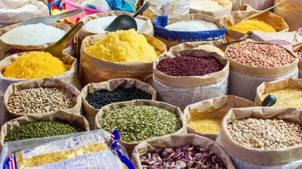 Ho Chi Minh City, Vietnam 'da pazarda satılan kurutulmuş gıda ürünleri
