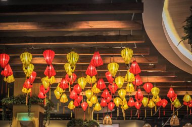 Ho Chi Minh City, Vietnam 'daki alışveriş merkezinin tavanında renkli fenerler parlıyor.