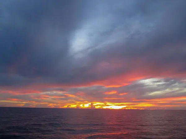 海に沈む夕日のシーンは — ストック写真