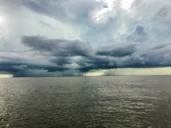 Темні Дощі Штормові Хмари Формуються Над Морськими Водами Мау Єтнам — стокове фото