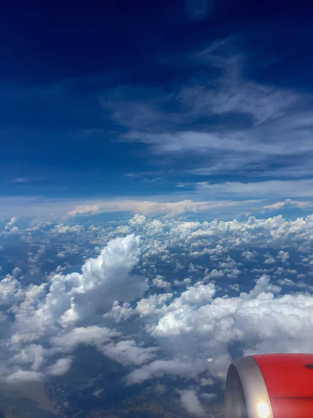 Luchtzicht Vanuit Vliegtuigraam Waren Clusters Wolken Blauwe Lucht Het Uiterlijk — Stockfoto