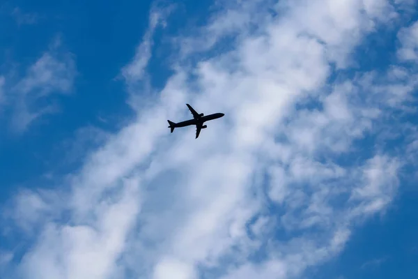 Sziluett Repülőgép Repül Kék Fehér Felhők Vietnamban — Stock Fotó
